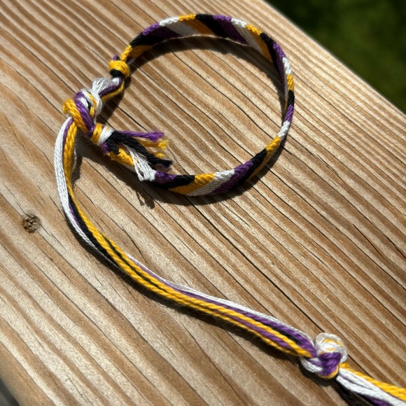 Handmade non binary thread bracelet - Picture 3 of 3